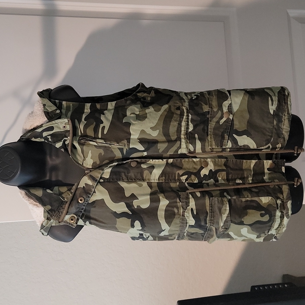 Love Tree Hooded Camo Vest Size L